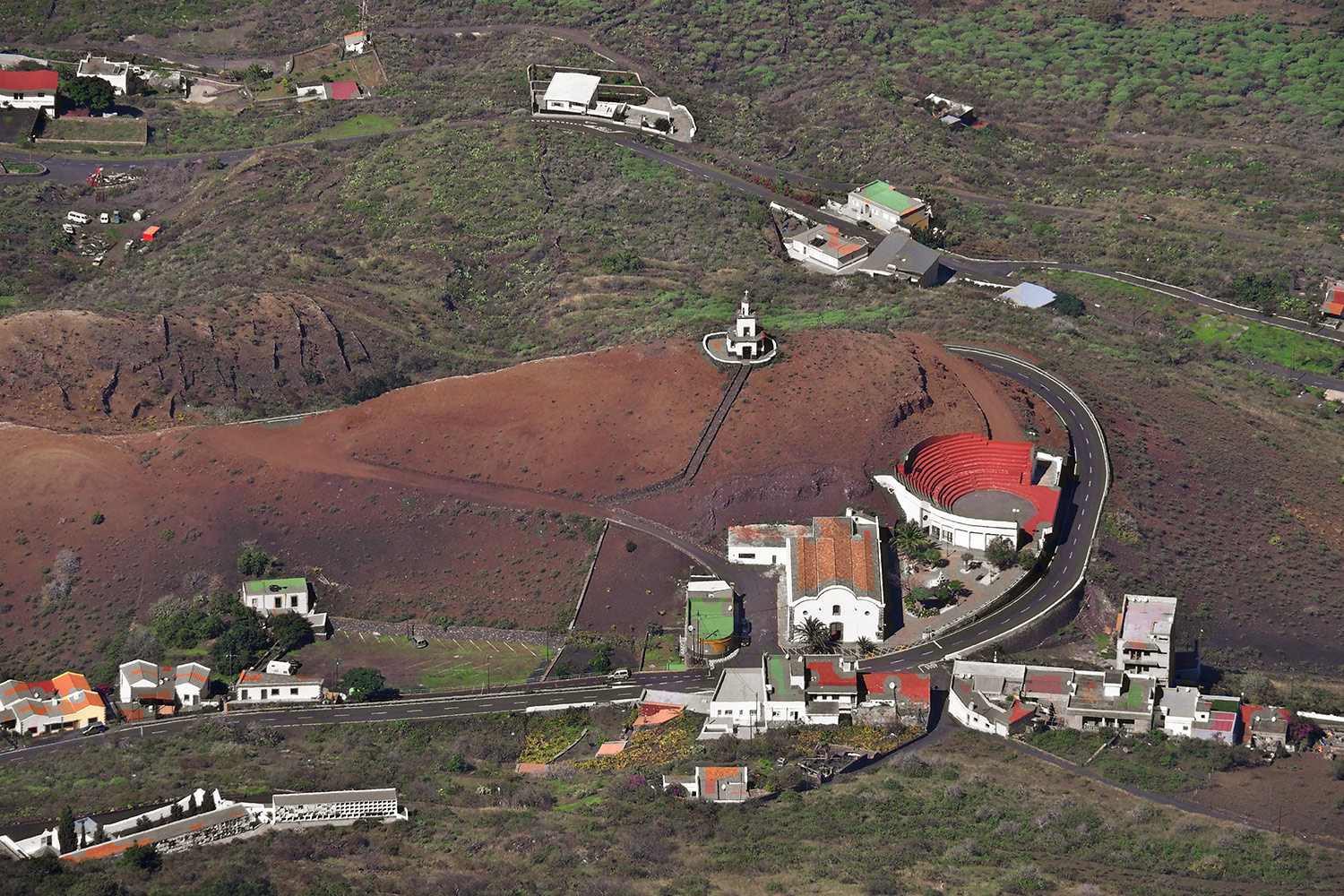 2018-11-kanarische-inseln-E0030368mh-el-hierro-la-frontera-montana-joapira La Frontera: Montaña Joapira mit Kirche, Glockenturm und Ringkampfarena . El Hierro . Kanarische Inseln 2018 (Foto: Manuela Hahnebach)