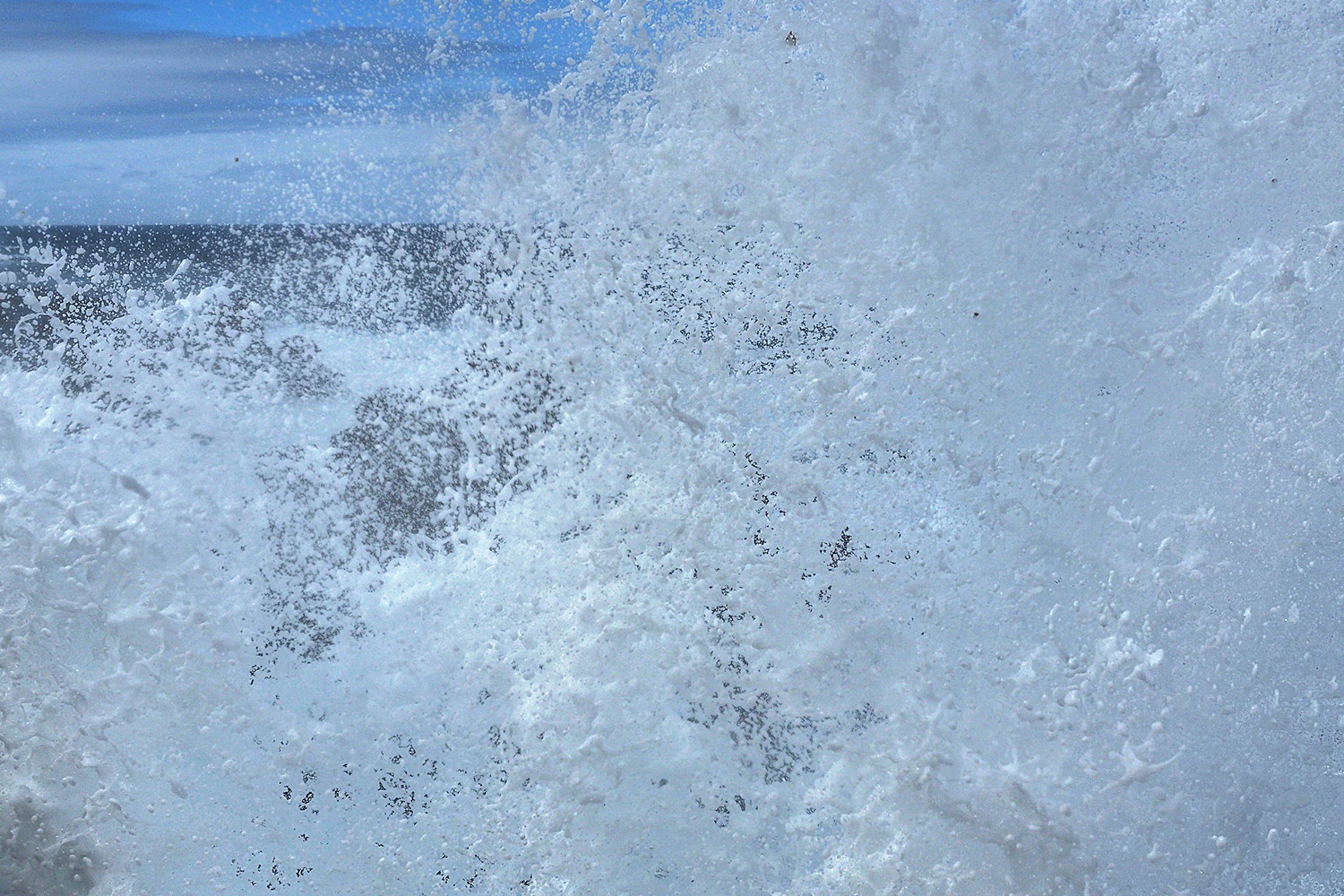 Wellen bei Charco Manso . El Hierro . Kanarische Inseln 2018 (Foto: Manuela Hahnebach)