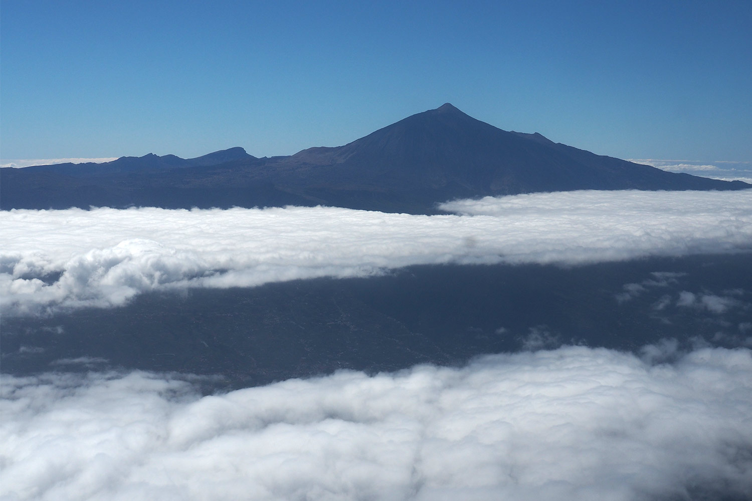 Teide aus dem Flugzeug . Teneriffa . Kanarische Inseln 2018 (Foto: Manuela Hahnebach)