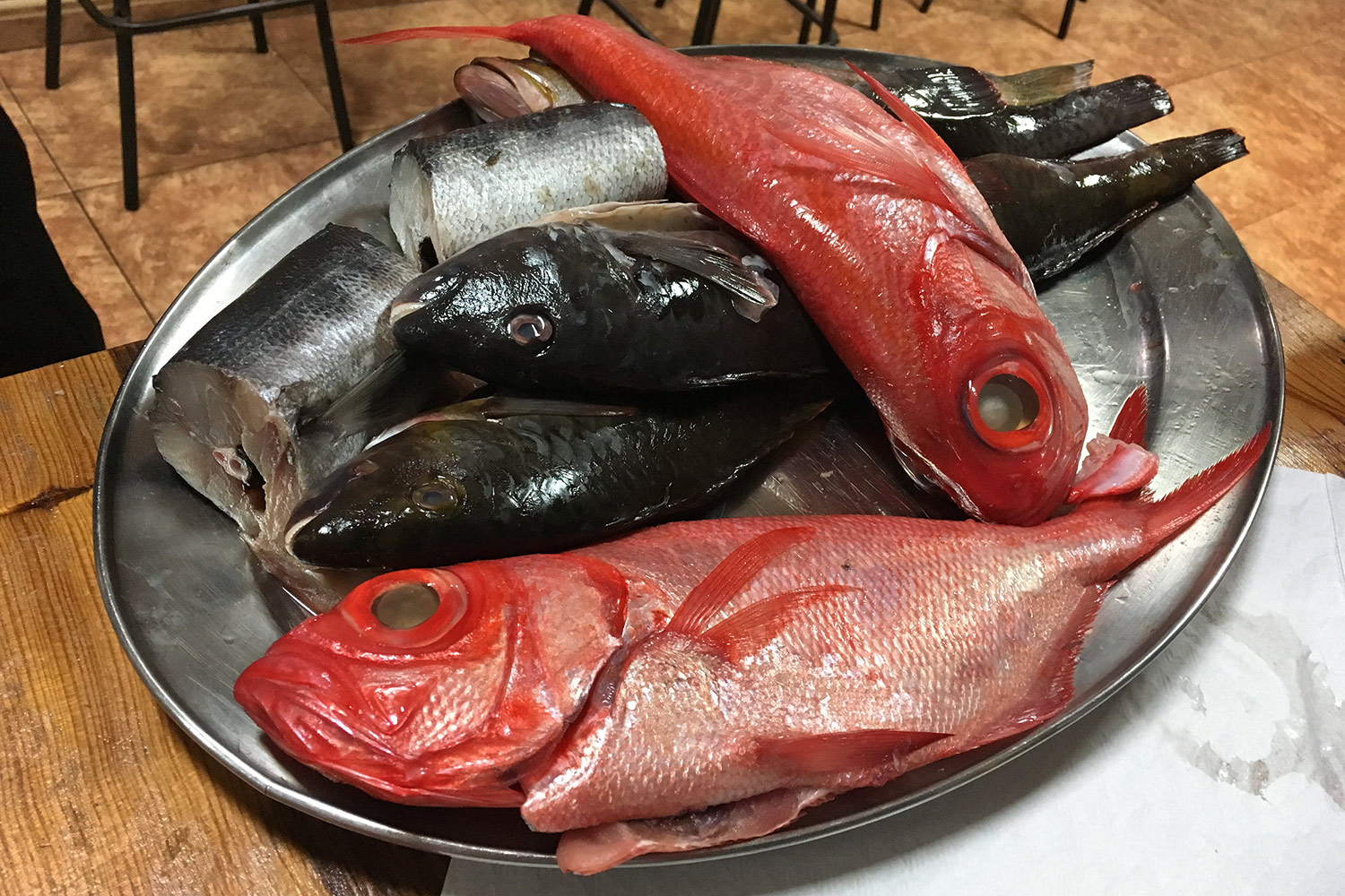 "El Refugio" in La Restinga: Fischangebot (der rote: Colorado, Alfonsiño oder Schleimkopf) . El Hierro . Kanarische Inseln 2018 (Foto: Manuela Hahnebach)