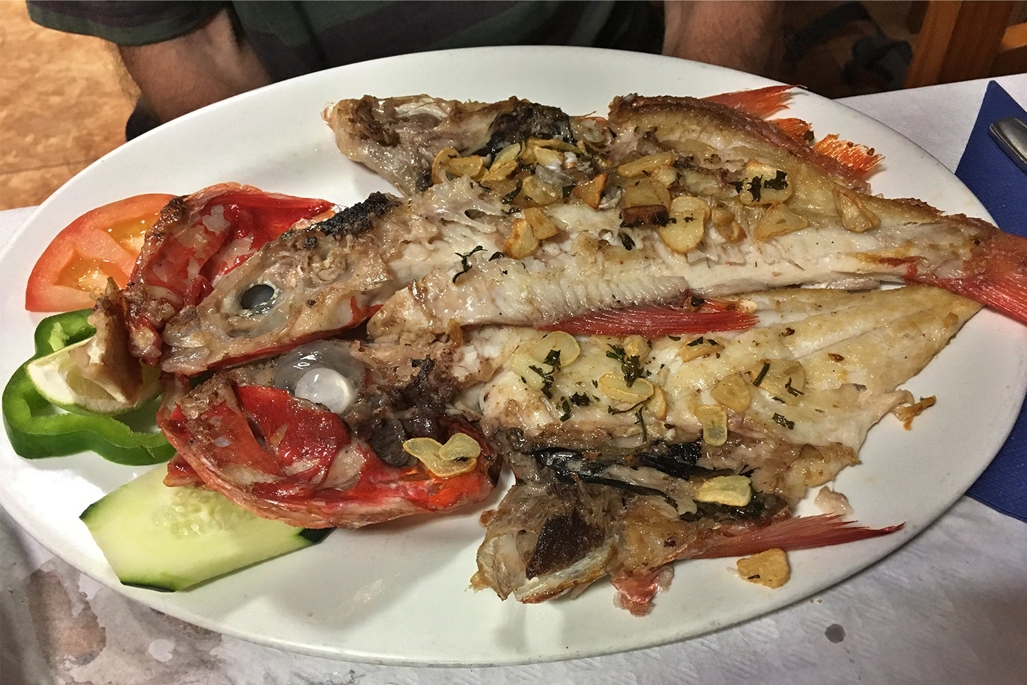 "El Refugio" in La Restinga: gegrillter Alfonsiño . El Hierro . Kanarische Inseln 2018 (Foto: Manuela Hahnebach)