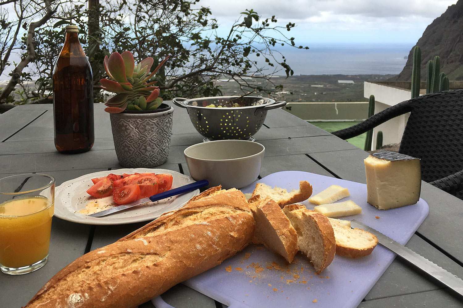 2018-11-kanarische-inseln-IMG_IMG_5499mh-el-hierro-casa-el-lunchon Auf der Terrasse Casa El Lunchón . El Hierro . Kanarische Inseln 2018 (Foto: Manuela Hahnebach)