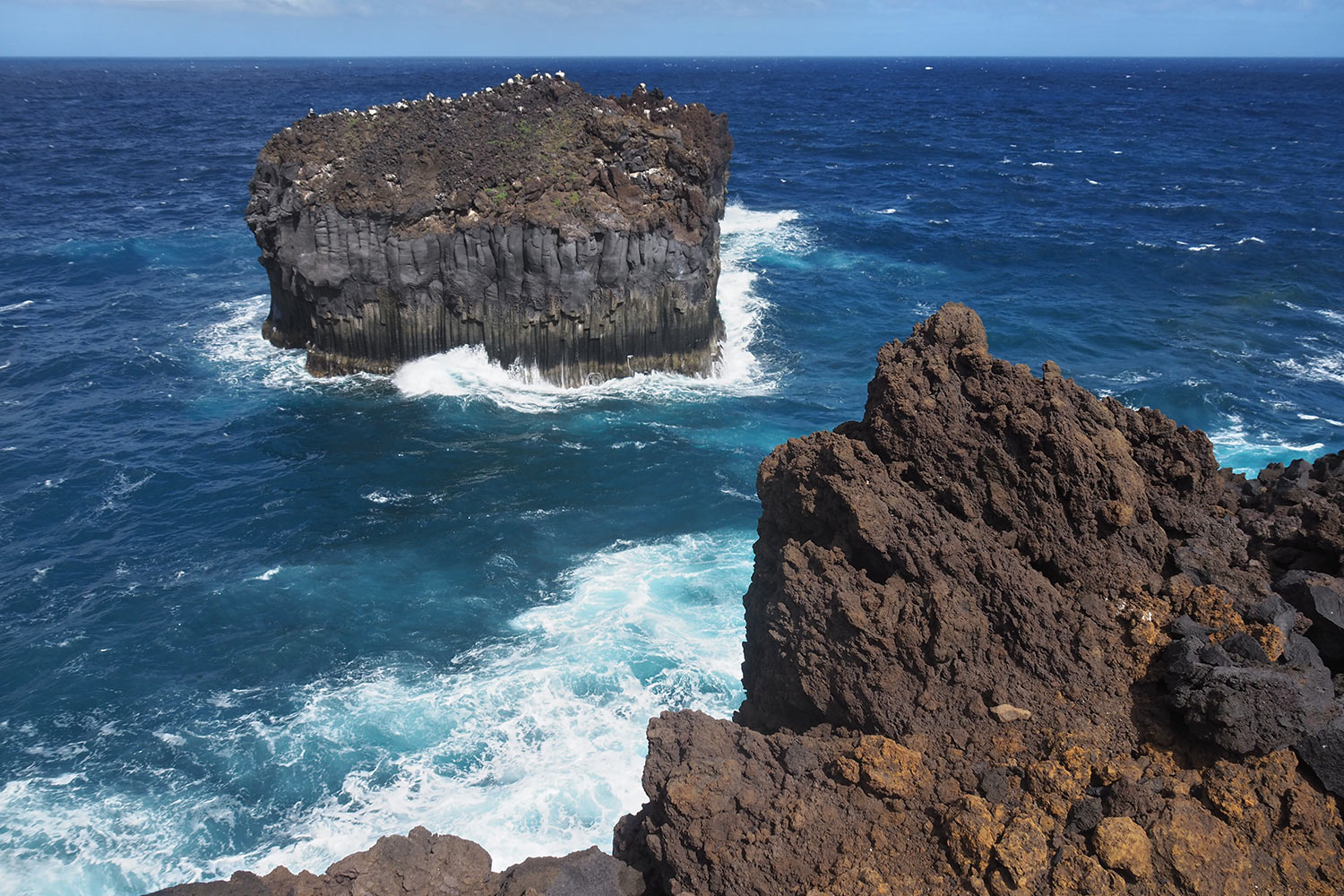 2018-11-kanarische-inseln-M0002653ak-el-hierro-roque-de-las-gaviotas Roque de las gaviotas (Möwenfelsen) bei Tamaduste . El Hierro . Kanarische Inseln 2018 (Foto: Andreas Kuhrt)