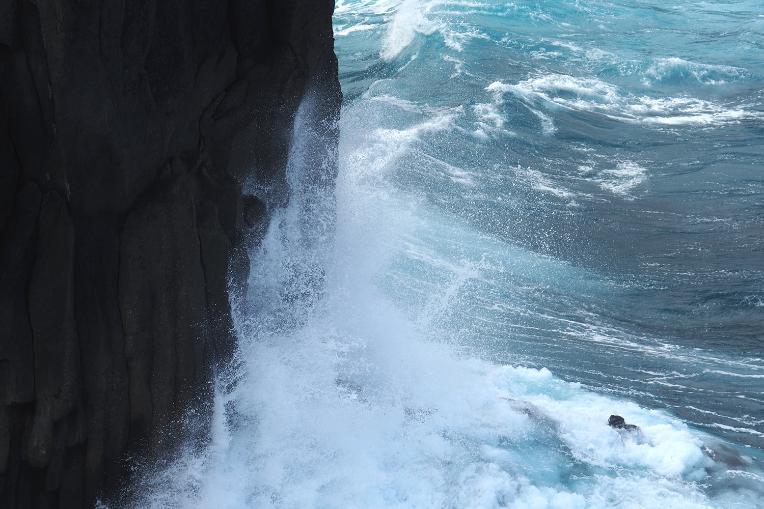 2018-11-kanarische-inseln-M0002655ak-el-hierro-roque-de-las-gaviotas Wellen am Roque de las gaviotas (Möwenfelsen) bei Tamaduste . El Hierro . Kanarische Inseln 2018 (Foto: Andreas Kuhrt)