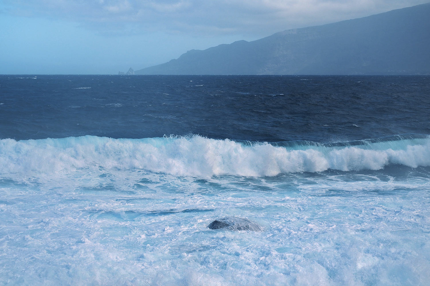 Wellen bei Arenas Blancas . El Hierro . Kanarische Inseln 2018 (Foto: Andreas Kuhrt)