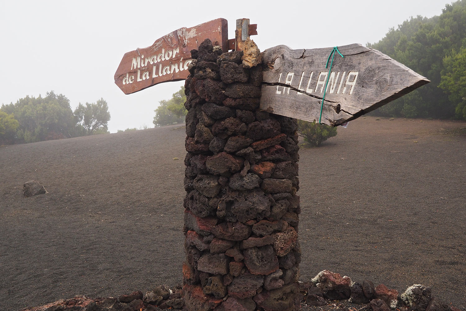 2018-11-kanarische-inseln-M0004158ak-el-hierro-la-llania-wegweiser Wegweiser La Llanía . El Hierro . Kanarische Inseln 2018 (Foto: Andreas Kuhrt)