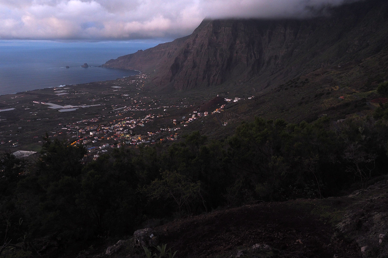 2018-11-kanarische-inseln-M0004182ak-el-hierro-camino-de-san-salvador-ausblick-la-frontera Aussicht vom Camino de San Salvador auf La Frontera im Golfo-Tal . El Hierro . Kanarische Inseln 2018 (Foto: Andreas Kuhrt)