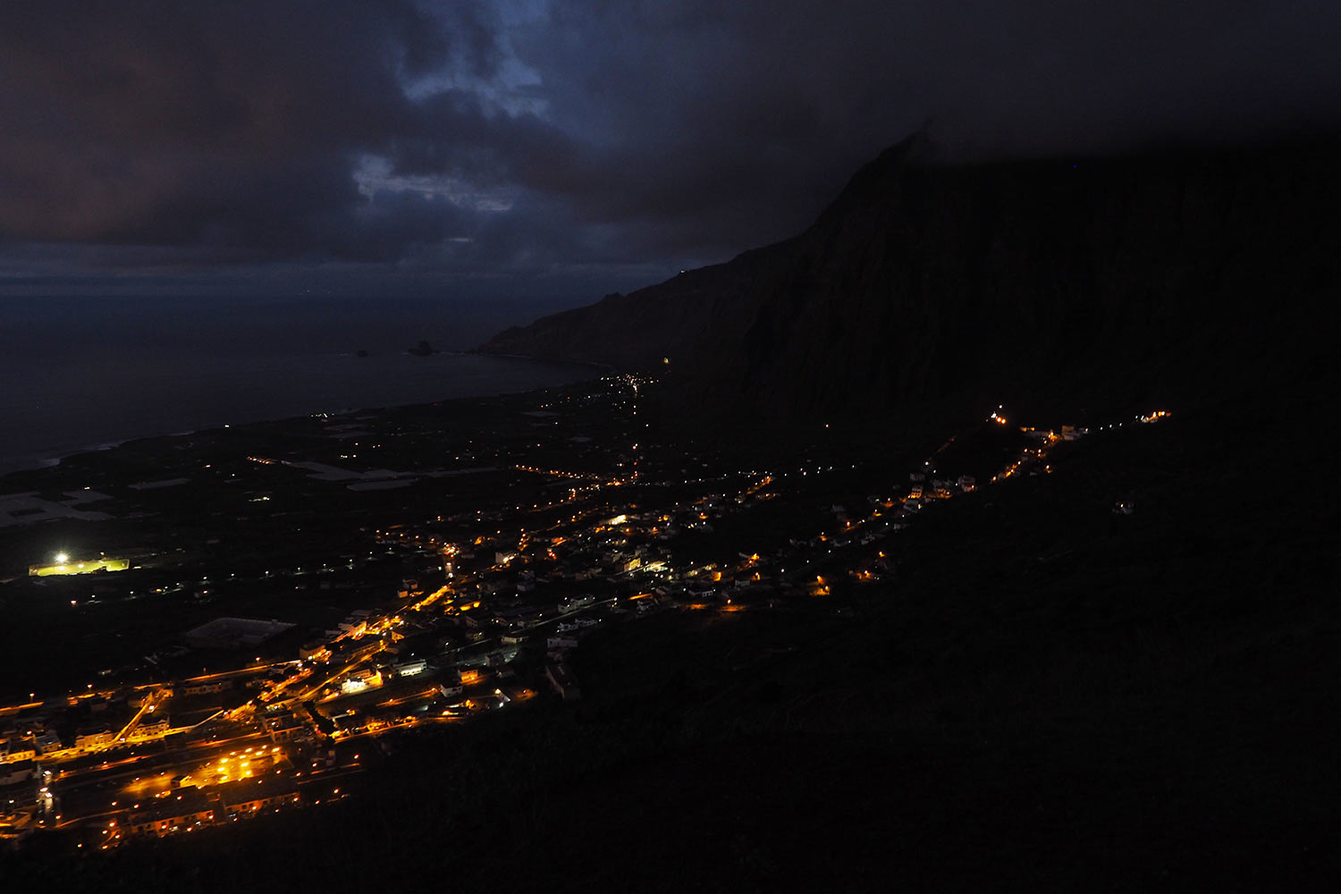 2018-11-kanarische-inseln-M0004186ak-el-hierro-camino-de-san-salvador-aussicht-la-frontera Camino de San Salvador: La Frontera Nachts . El Hierro . Kanarische Inseln 2018 (Foto: Andreas Kuhrt)
