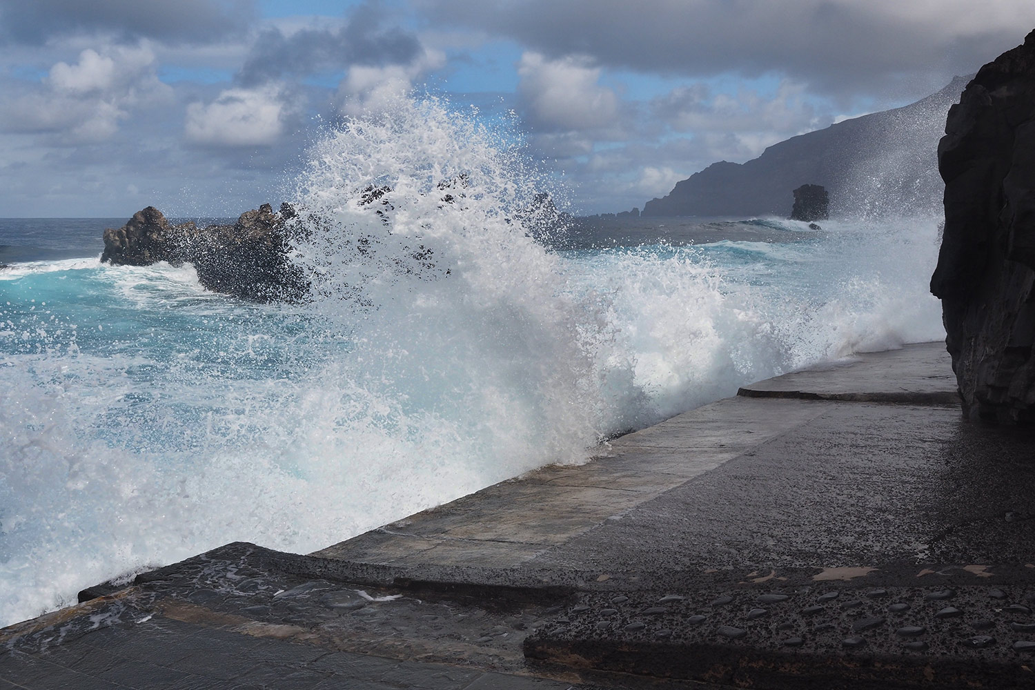 Wellen im Meeresbad La Maceta . El Hierro . Kanarische Inseln 2018 (Foto: Andreas Kuhrt)