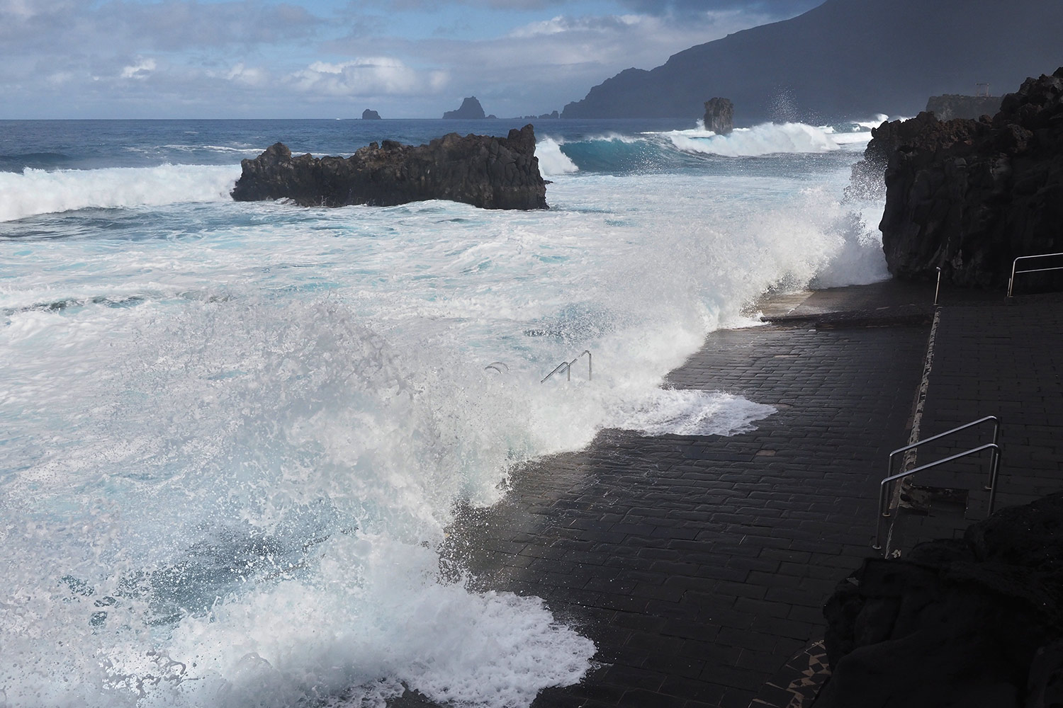 Wellen im Meeresbad La Maceta . El Hierro . Kanarische Inseln 2018 (Foto: Andreas Kuhrt)