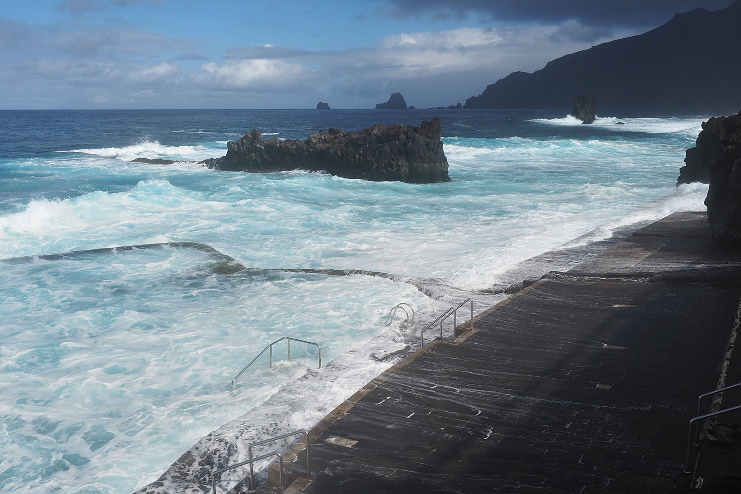 Wellen im Meeresbad La Maceta . El Hierro . Kanarische Inseln 2018 (Foto: Andreas Kuhrt)