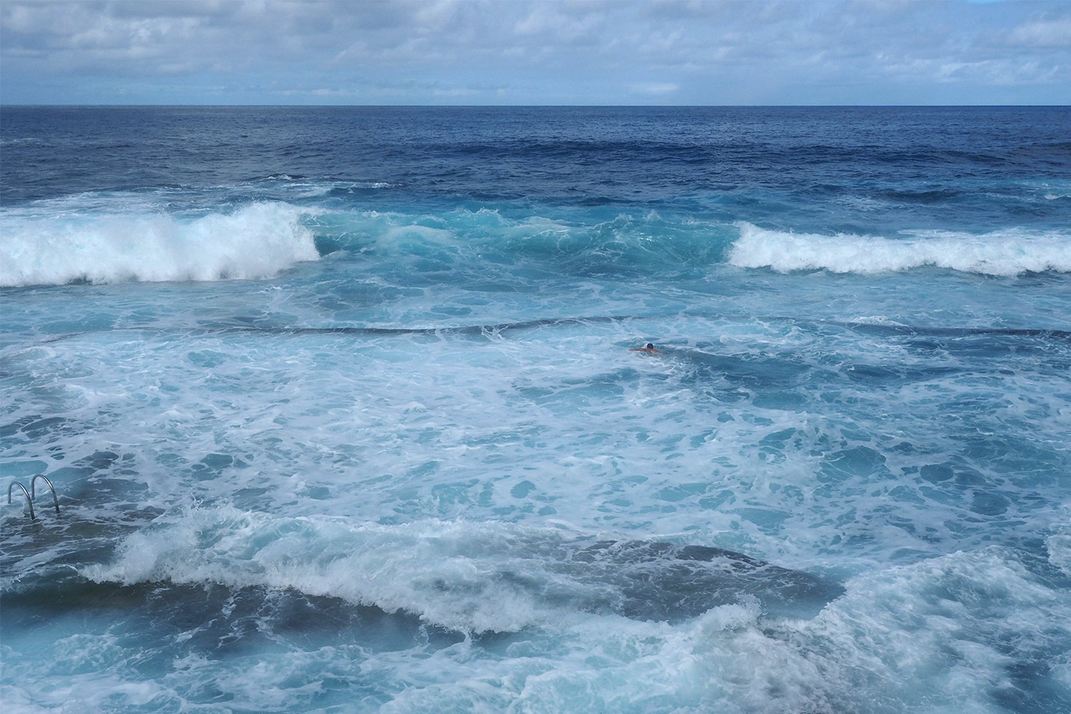 Schwimmer im Meeresbad La Maceta . El Hierro . Kanarische Inseln 2018 (Foto: Andreas Kuhrt)