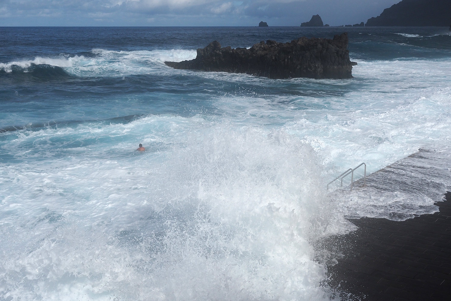 Schwimmer im Meeresbad La Maceta . El Hierro . Kanarische Inseln 2018 (Foto: Andreas Kuhrt)