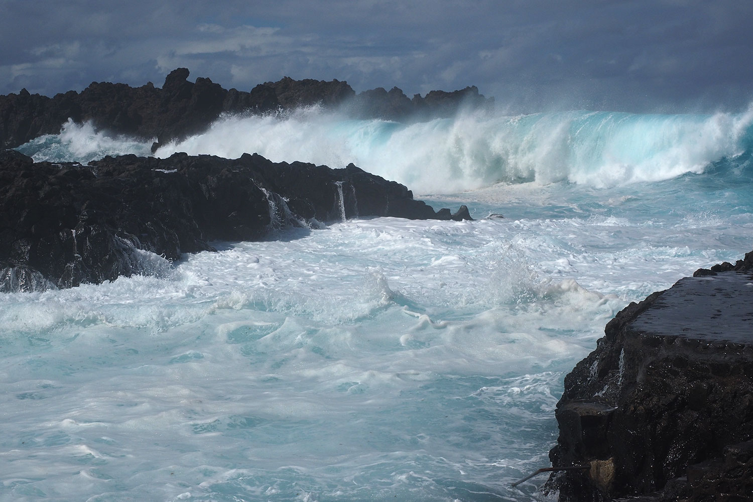 Wellen in Pozo de las Calcosas . El Hierro . Kanarische Inseln 2018 (Foto: Andreas Kuhrt)