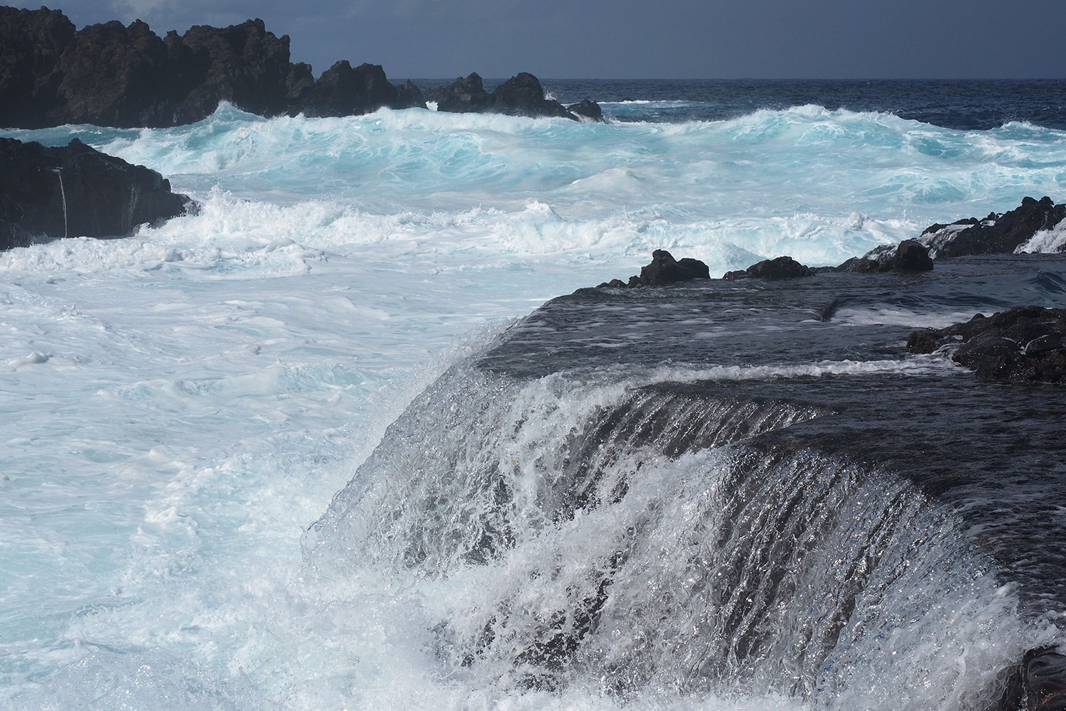 Wellen in Pozo de las Calcosas . El Hierro . Kanarische Inseln 2018 (Foto: Andreas Kuhrt)