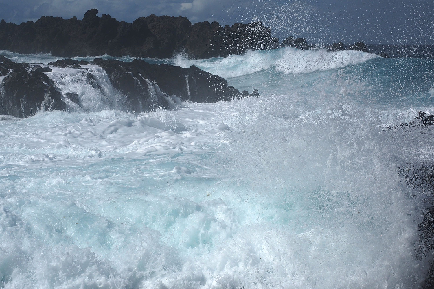 Wellen in Pozo de las Calcosas . El Hierro . Kanarische Inseln 2018 (Foto: Andreas Kuhrt)