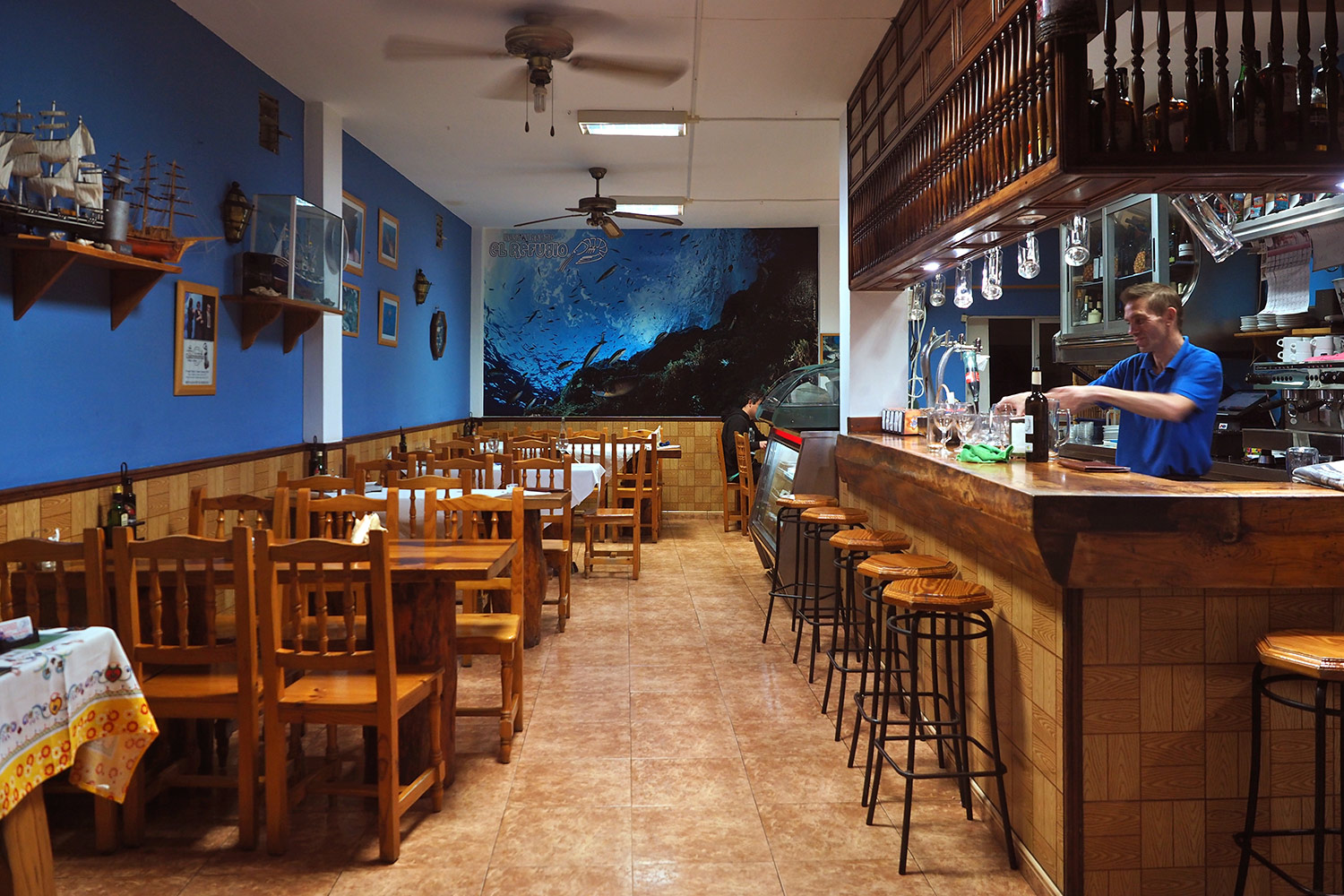 Feierabend im "El Refugio" in La Restinga: Paco packt ein . El Hierro . Kanarische Inseln 2018 (Foto: Andreas Kuhrt)