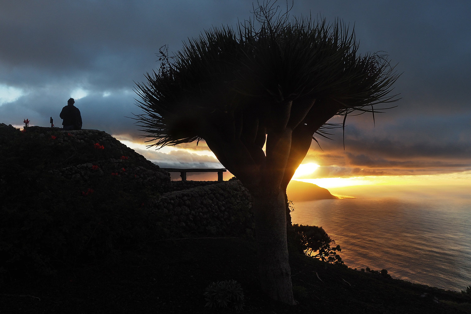 Mirador de la Peña: Aussicht bei Sonnenuntergang Roques de Salmor . El Hierro . Kanarische Inseln 2018 (Foto: Andreas Kuhrt)