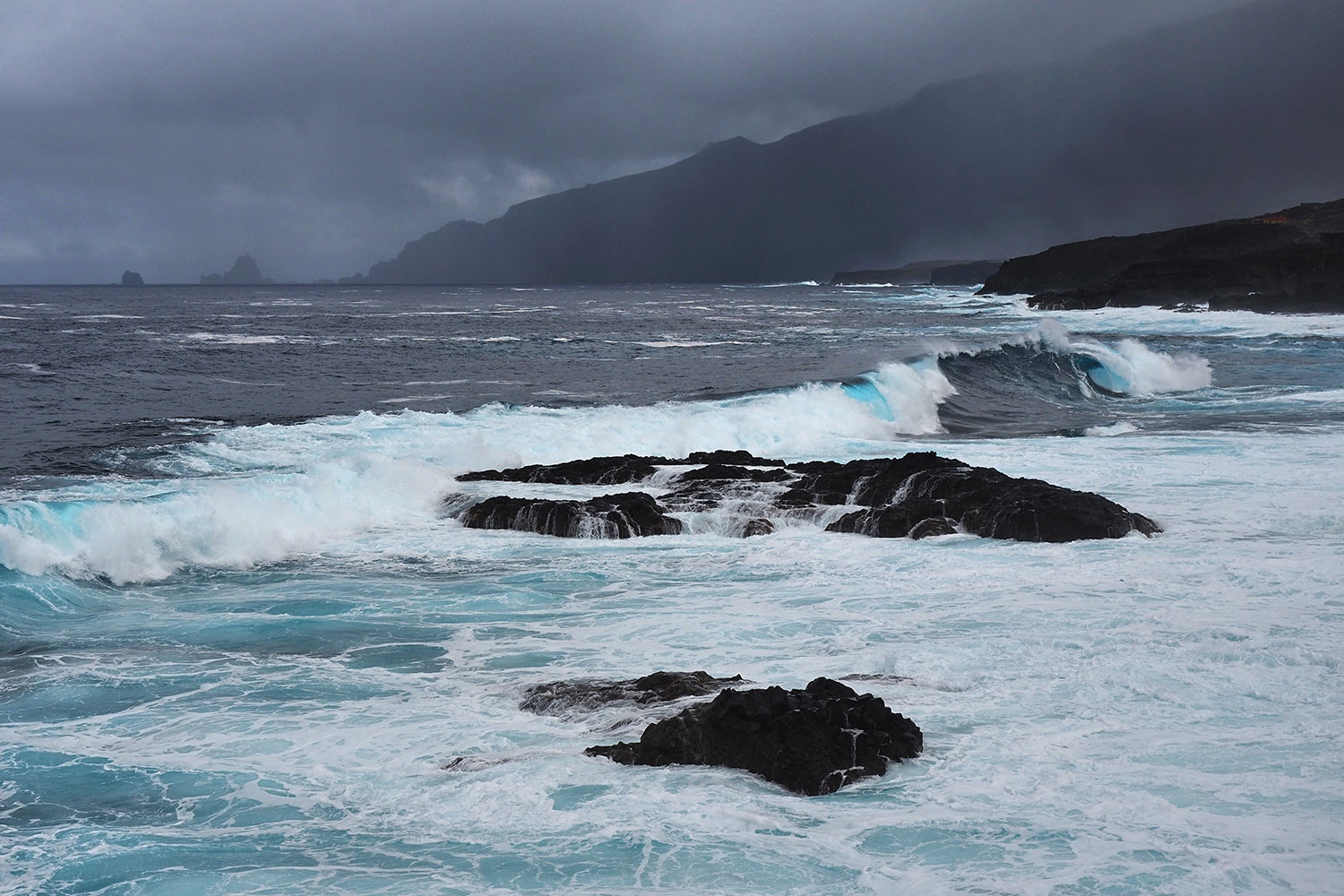 Charco Azul: Blick zu den Roques de Salmor . El Hierro . Kanarische Inseln 2018 (Foto: Andreas Kuhrt)