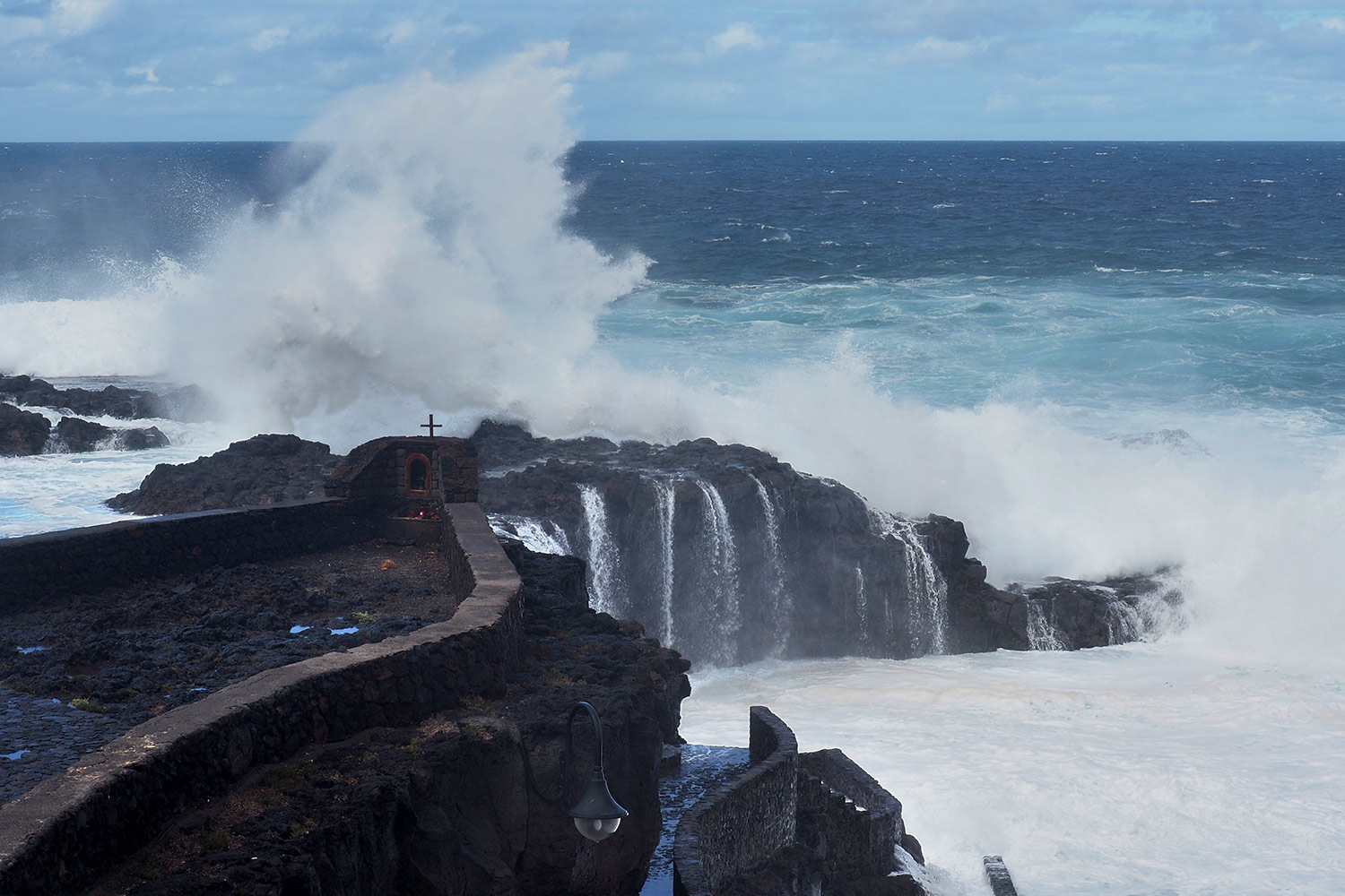 Wellen bei Charco Manso . El Hierro . Kanarische Inseln 2018 (Foto: Andreas Kuhrt)
