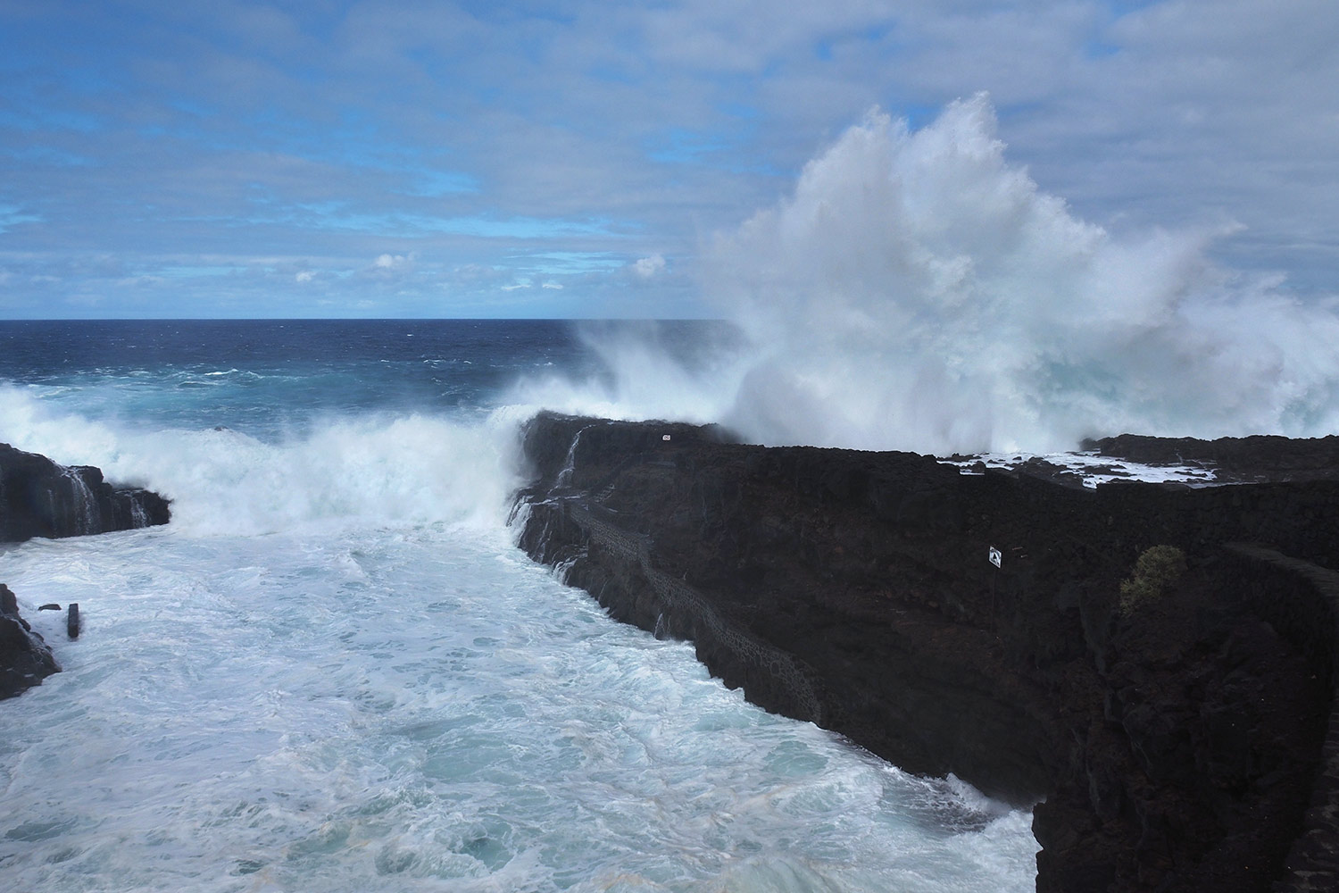 Wellen bei Charco Manso . El Hierro . Kanarische Inseln 2018 (Foto: Andreas Kuhrt)