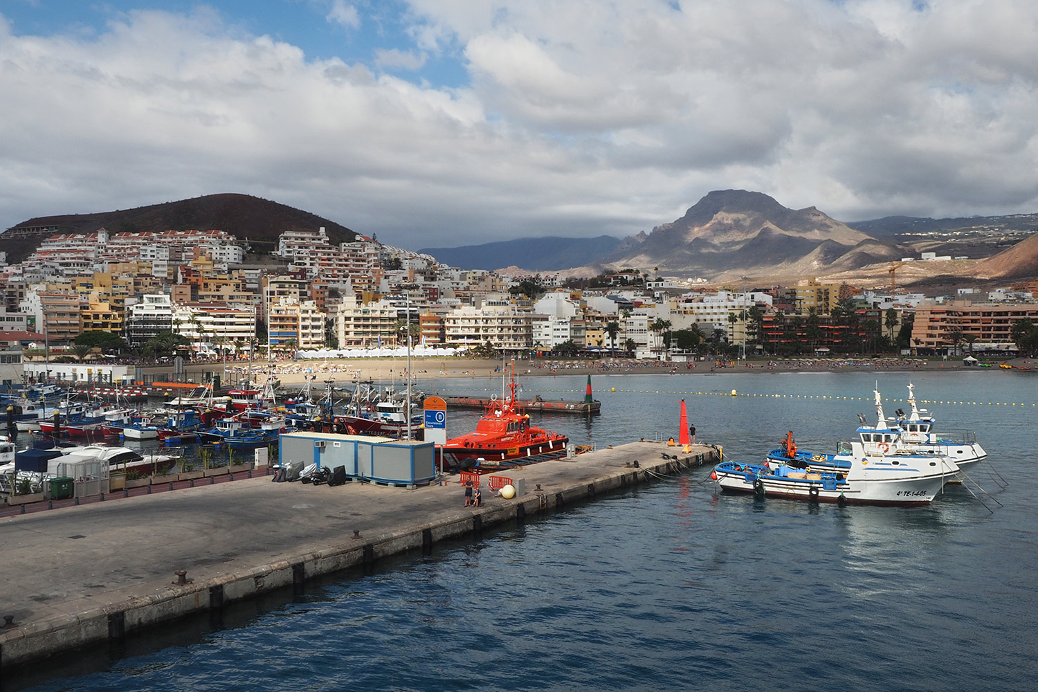 Los Cristianos: Hafen . Teneriffa . Kanarische Inseln 2018 (Foto: Andreas Kuhrt)