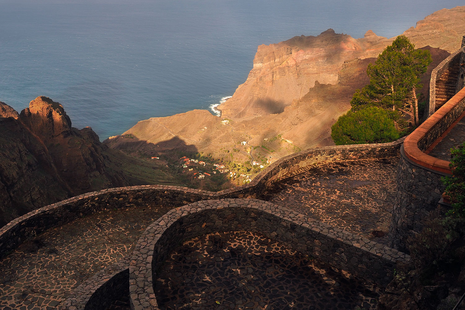 Arure: Blick vom Mirador Ermita del Santo nach Taguluche . Valle Gran Rey . La Gomera . Kanarische Inseln 2018 (Foto: Andreas Kuhrt)