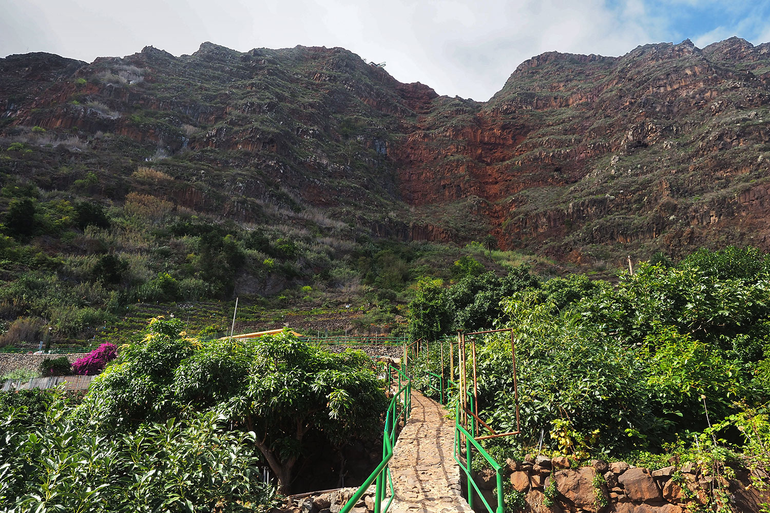 Agulo: Riscos de Agulo mit dem Mirador de Abrante . La Gomera . Kanarische Inseln 2018 (Foto: Andreas Kuhrt)