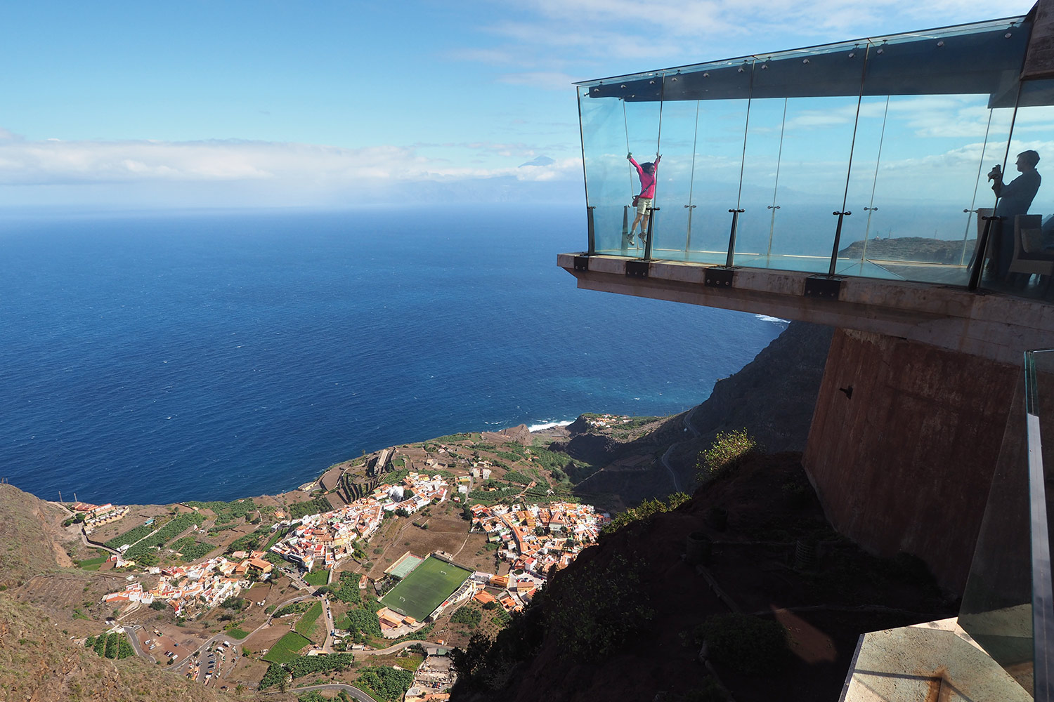 Skywalk am Mirador de Abrante: Blick nach Agulo und Teneriffa . La Gomera . Kanarische Inseln 2018 (Foto: Andreas Kuhrt)