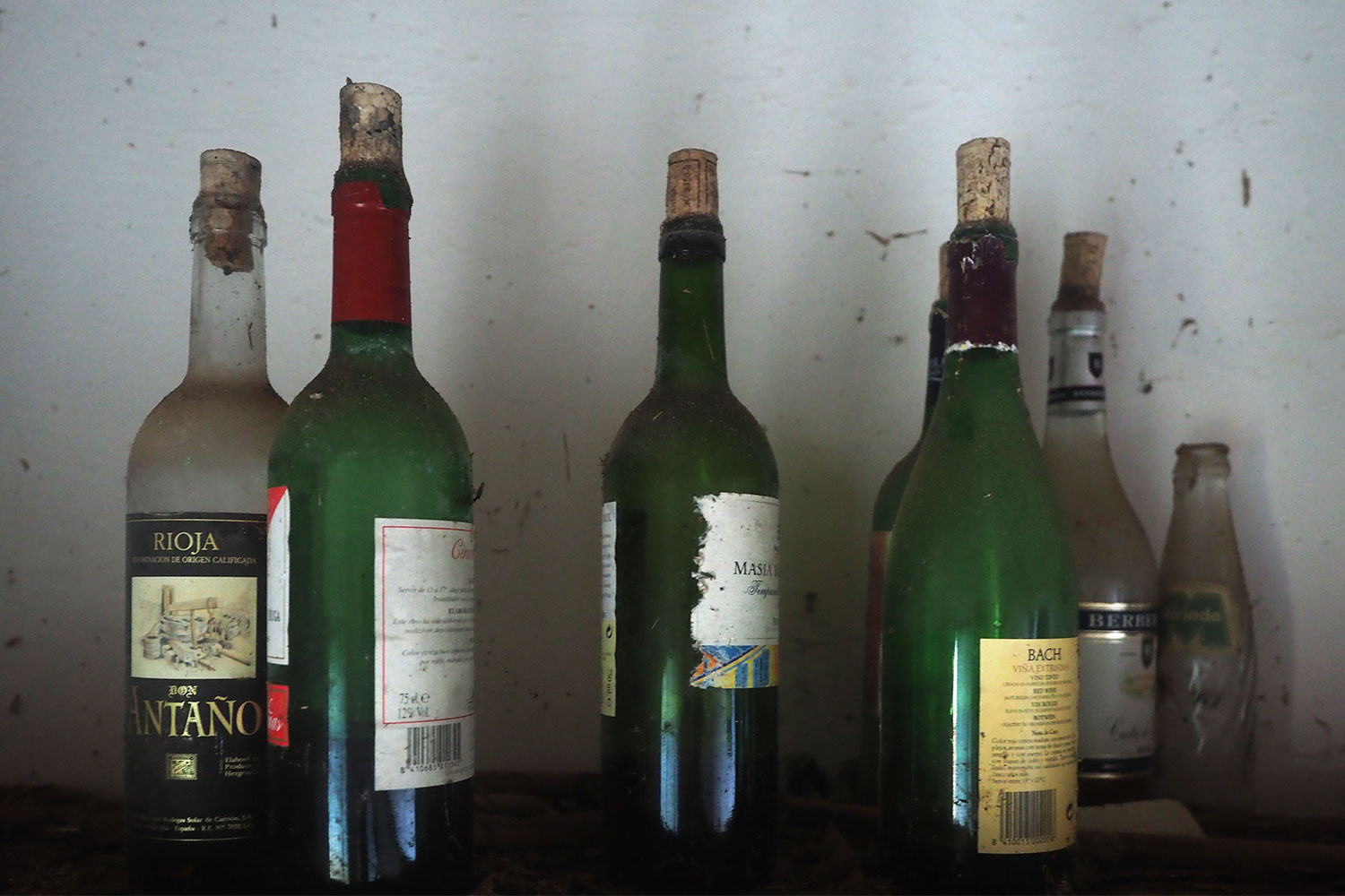 Casa el Roquillo: Weinflaschen . La Gomera . Kanarische Inseln 2018 (Foto: Andreas Kuhrt)