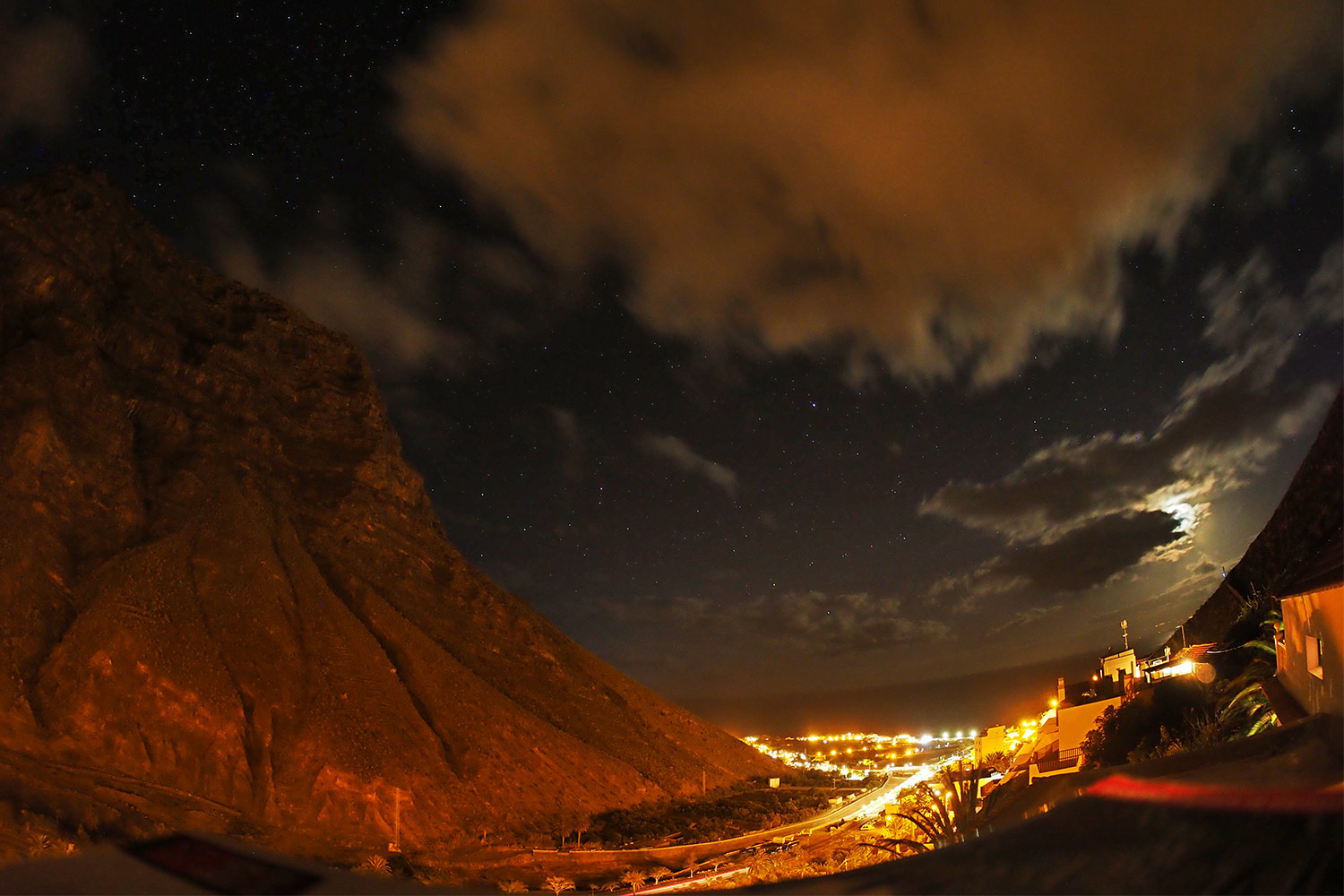La Calera: Blick von der Casa Buena Vista zur Küste (nachts) . Valle Gran Rey . La Gomera . Kanarische Inseln 2018 (Foto: Andreas Kuhrt)