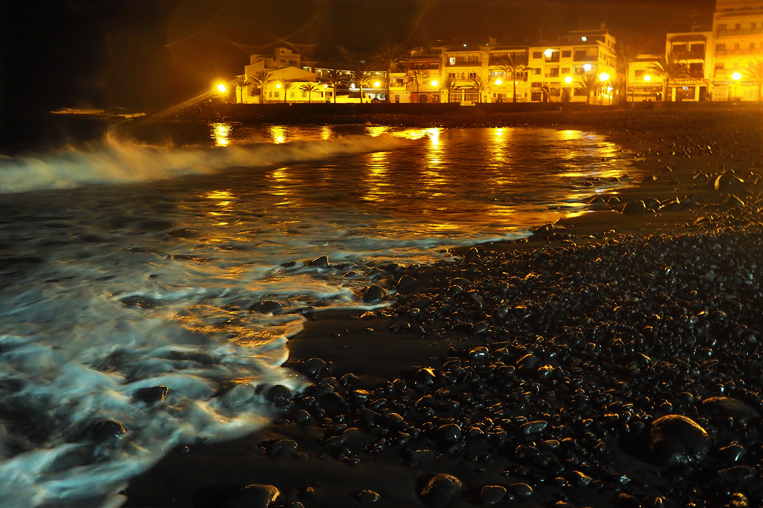 La Playa (nachts) . Valle Gran Rey . La Gomera . Kanarische Inseln 2018 (Foto: Andreas Kuhrt)
