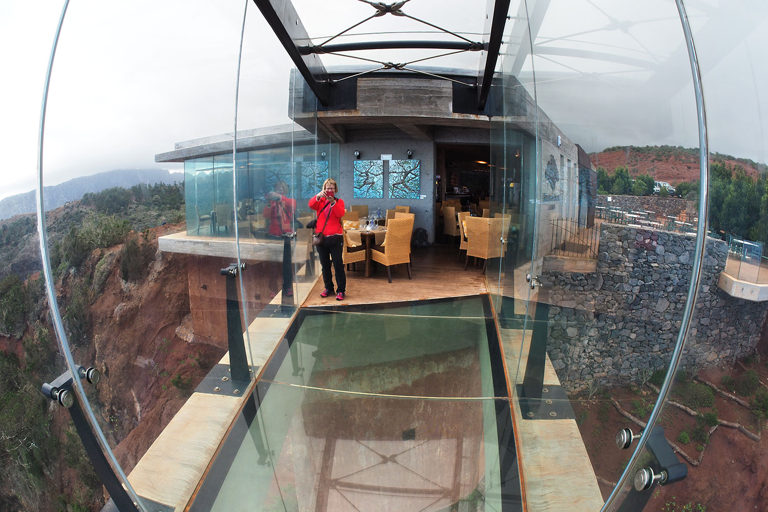 Skywalk am Mirador de Abrante: Blick zum Restaurant . La Gomera . Kanarische Inseln 2018 (Foto: Andreas Kuhrt)