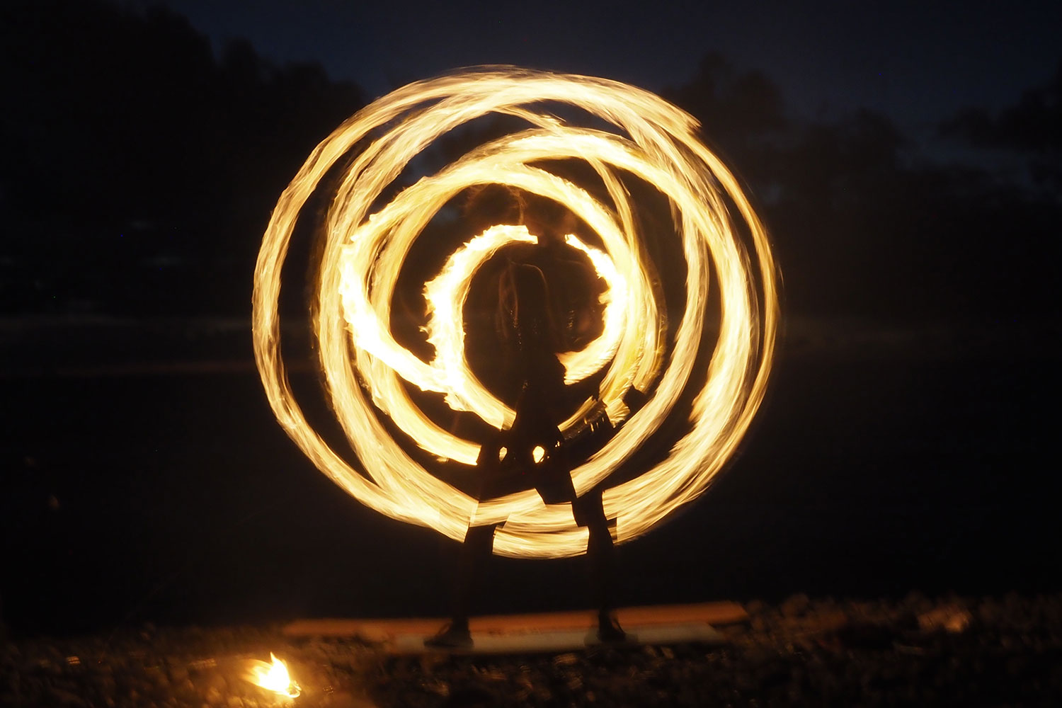 Bailando Fuego: Feuertanz von Monika Hamelmann am Strand von La Puntilla . Valle Gran Rey . La Gomera . Kanarische Inseln 2018 (Foto: Andreas Kuhrt)