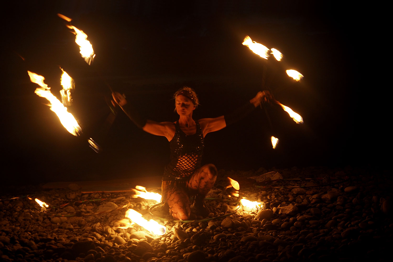 Bailando Fuego: Feuertanz von Monika Hamelmann am Strand von La Puntilla . Valle Gran Rey . La Gomera . Kanarische Inseln 2018 (Foto: Andreas Kuhrt)