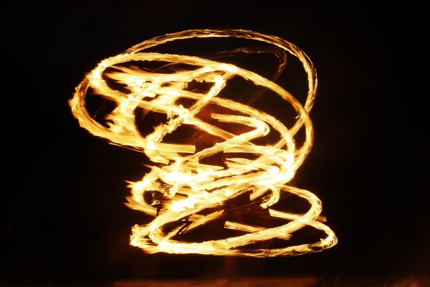 Bailando Fuego: Feuertanz von Monika Hamelmann am Strand von La Puntilla . Valle Gran Rey . La Gomera . Kanarische Inseln 2018 (Foto: Andreas Kuhrt)