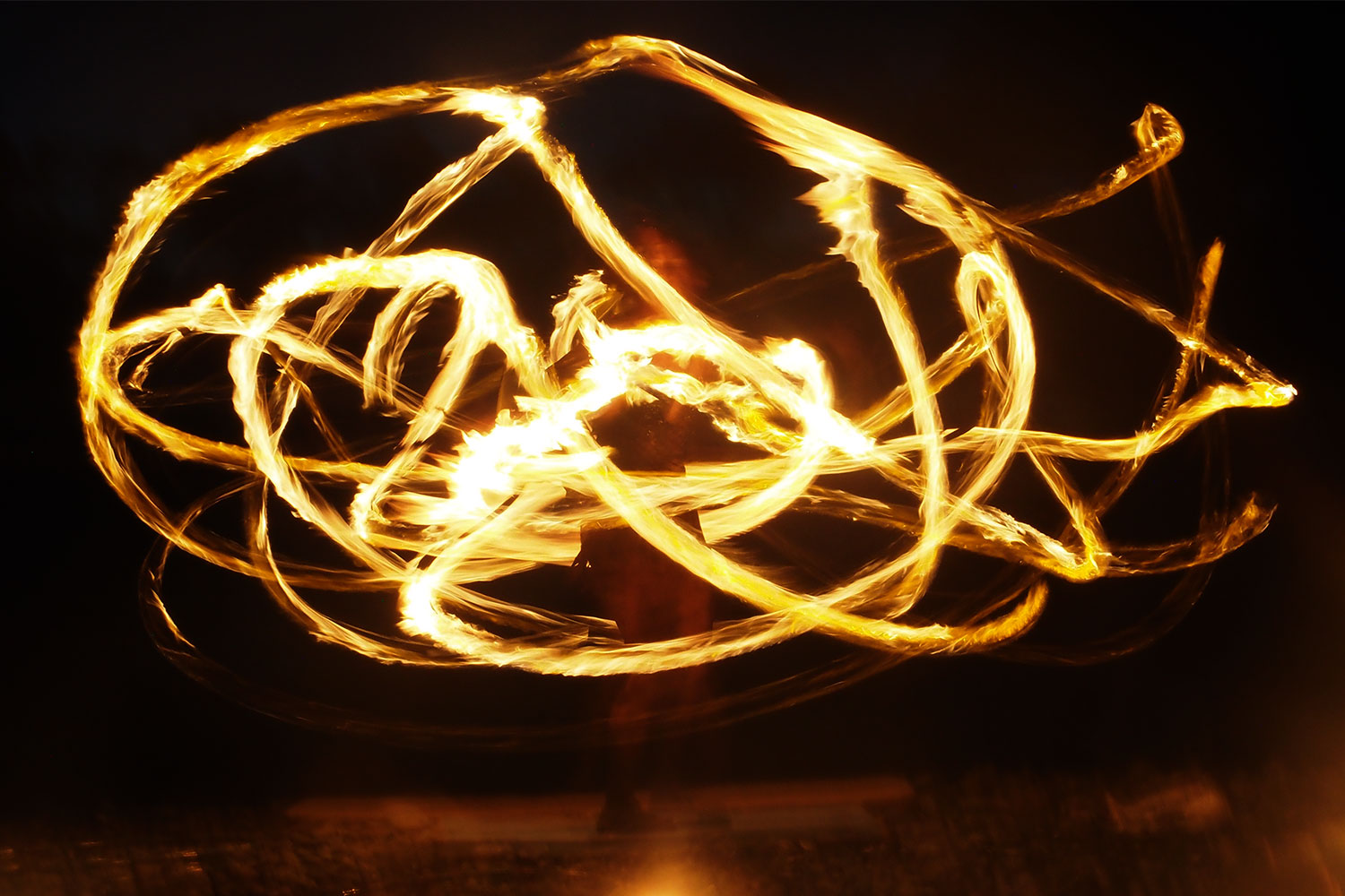 Bailando Fuego: Feuertanz von Monika Hamelmann am Strand von La Puntilla . Valle Gran Rey . La Gomera . Kanarische Inseln 2018 (Foto: Andreas Kuhrt)