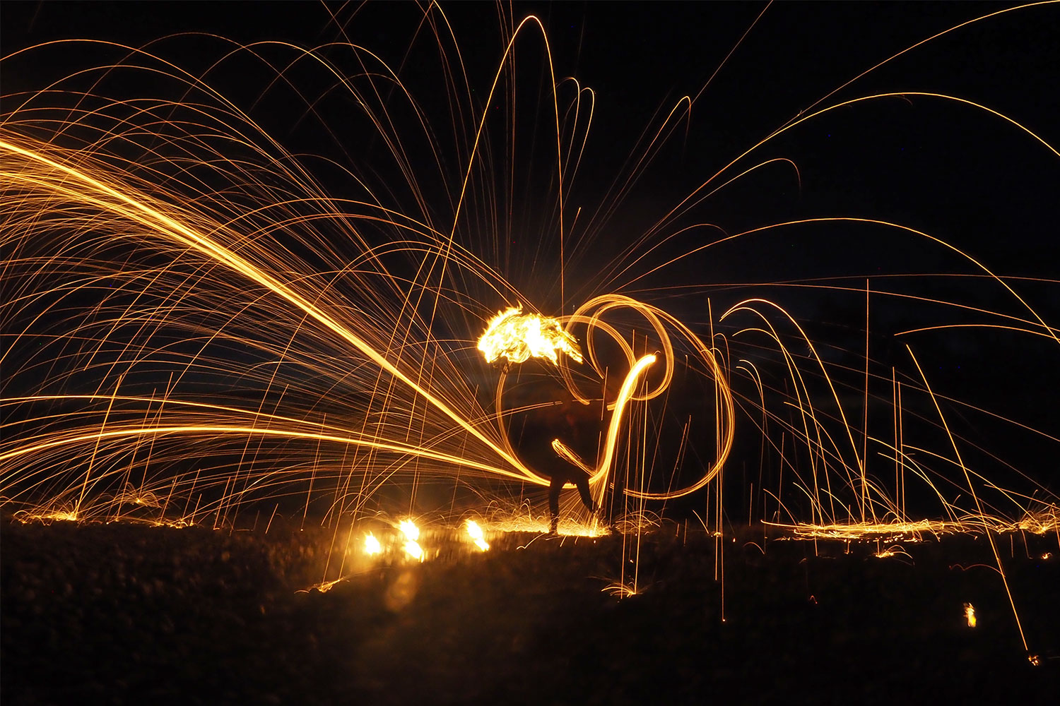 Bailando Fuego: Feuertanz von Monika Hamelmann am Strand von La Puntilla . Valle Gran Rey . La Gomera . Kanarische Inseln 2018 (Foto: Andreas Kuhrt)