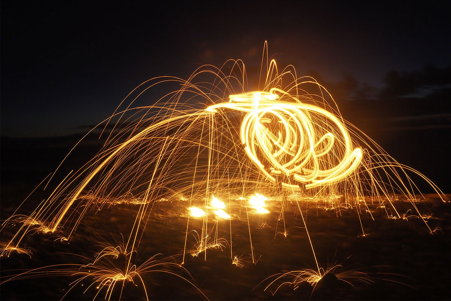 Bailando Fuego: Feuertanz von Monika Hamelmann am Strand von La Puntilla . Valle Gran Rey . La Gomera . Kanarische Inseln 2018 (Foto: Andreas Kuhrt)