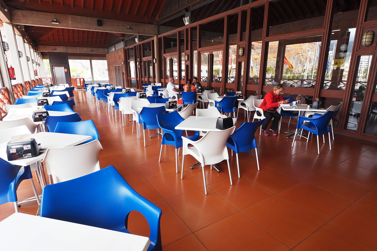 2018-11-kanarische-inseln-M0008269ak-la-gomera-san-sebastian-hafen-terminal-restaurant Gaststätte im Hafenterminal von San Sebastian de La Gomera . Kanarische Inseln 2018 (Foto: Andreas Kuhrt)