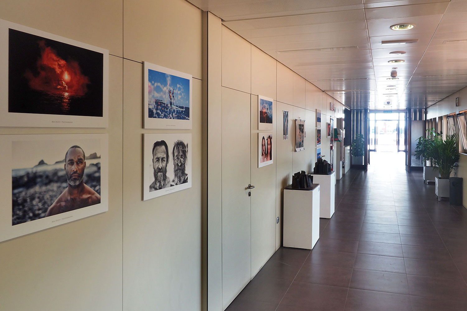 2018-11-kanarische-inseln-M0008273ak-la-gomera-san-sebastian-hafen-terminal-fotoausstellung Fotoausstellung im Hafenterminal von San Sebastian de La Gomera . Kanarische Inseln 2018 (Foto: Andreas Kuhrt)