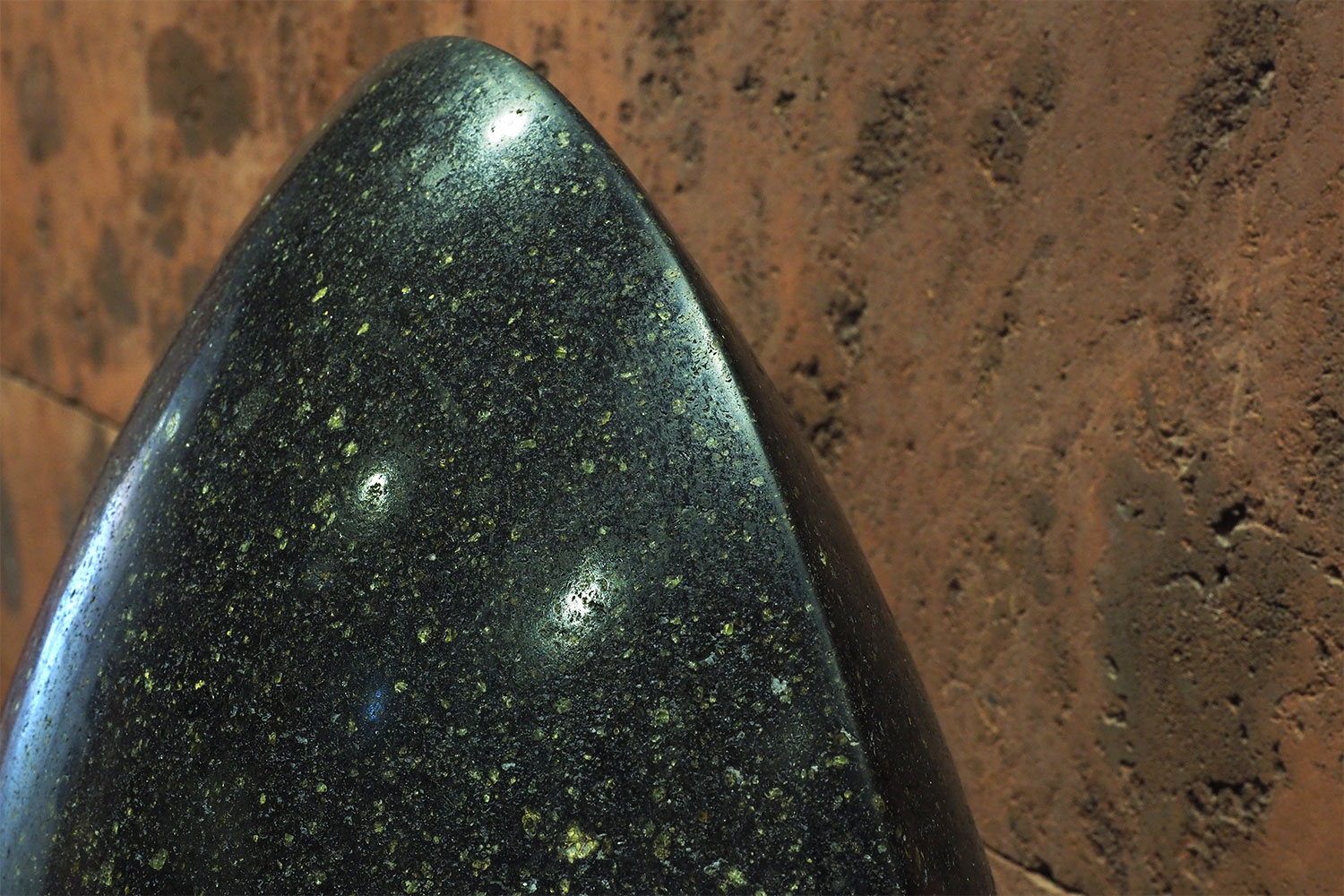 2018-11-kanarische-inseln-M0008275ak-la-gomera-san-sebastian-hafen-terminal-kunst Kunstausstellung im Hafenterminal von San Sebastian de La Gomera . Kanarische Inseln 2018 (Foto: Andreas Kuhrt)