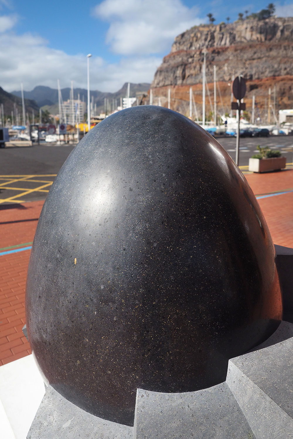 2018-11-kanarische-inseln-M0008295ak-la-gomera-san-sebastian-hafen-ei Kunst am Hafen von San Sebastian de La Gomera . Kanarische Inseln 2018 (Foto: Andreas Kuhrt)