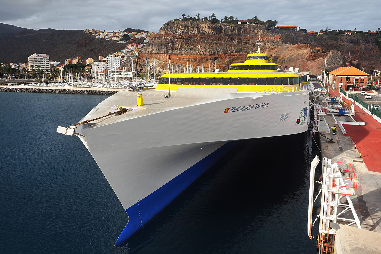 2018-11-kanarische-inseln-M0008347ak-la-gomera-puerto-de-san-sebastian-benchijigua-express Fähre Fred Olsen "Benchijigua Express" . Hafen von San Sebastian . La Gomera . Kanarische Inseln 2018 (Foto: Andreas Kuhrt)