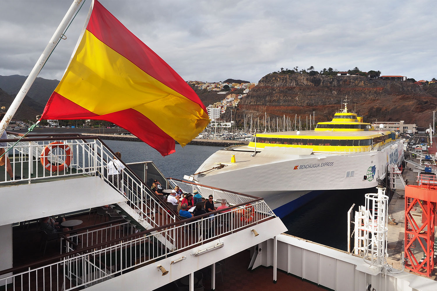2018-11-kanarische-inseln-M0008364ak-la-gomera-san-sebastian-hafen-faehre-fred-olsen-benchijigua-express Auf der Fähre Naviera Armas "Volcan de Taburiente" . Hafen von San Sebastian . La Gomera . Kanarische Inseln 2018 (Foto: Andreas Kuhrt)