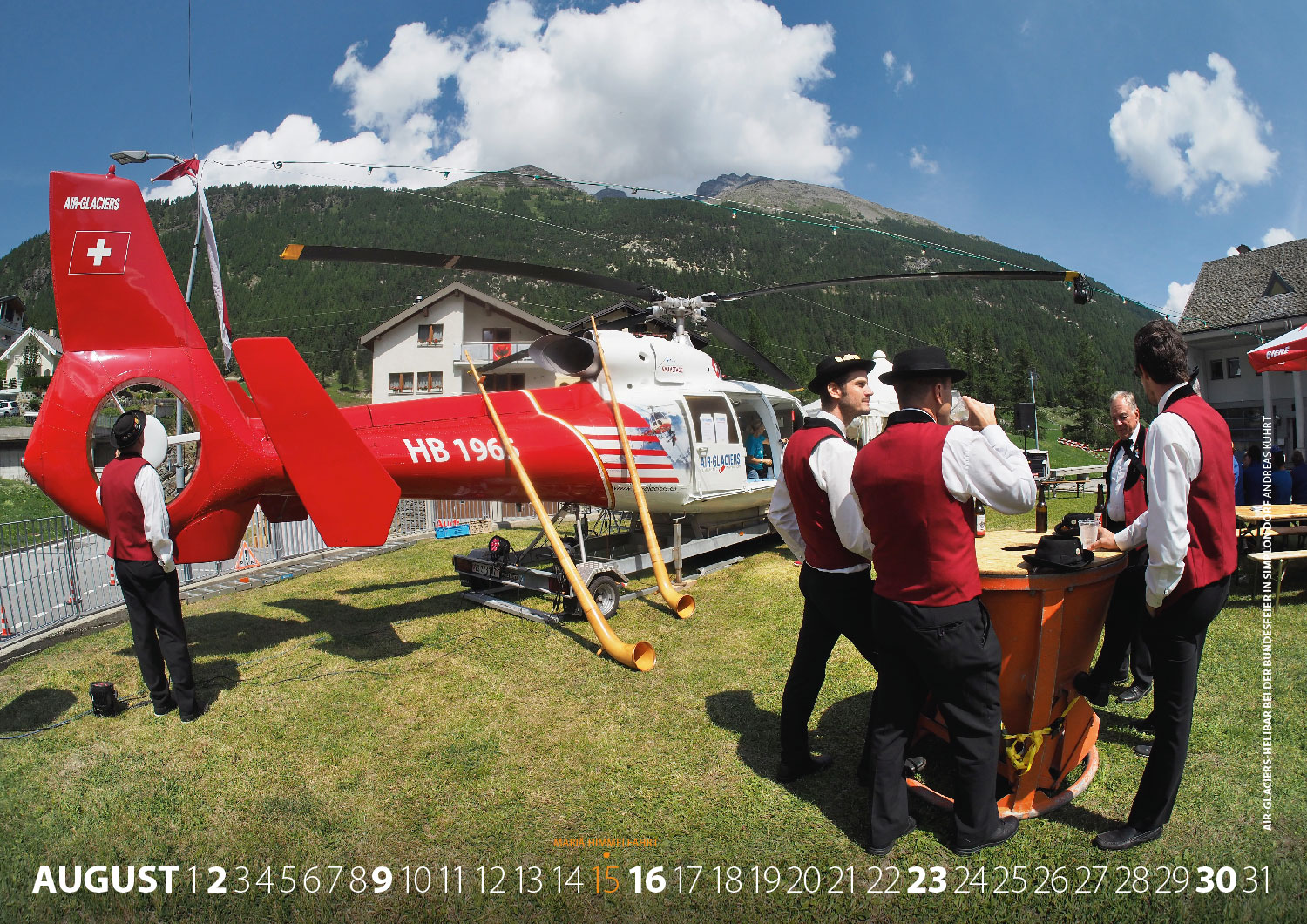 Kalender Fotografie Schweiz 2020: Air-Glaciers-Helibar bei der Bundesfeier in Simplon-Dorf (Foto: Andreas Kuhrt 2019)