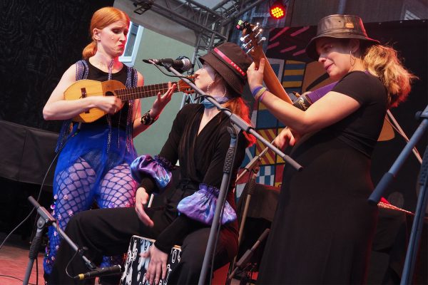 Rudolstadt-Festival 2019: Fémina: Sofía und Clara Trucco, Clara Miglioli (Foto: Andreas Kuhrt)