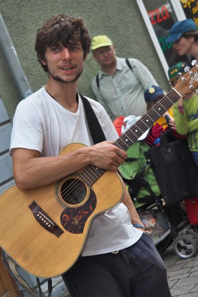 Rudolstadt-Festival 2019: Straßenmusiker in der Marktstraße (Foto: Andreas Kuhrt)