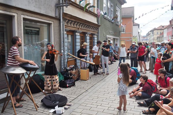 Rudolstadt-Festival 2019: Straßenmusiker in der Marktstraße (Foto: Andreas Kuhrt)