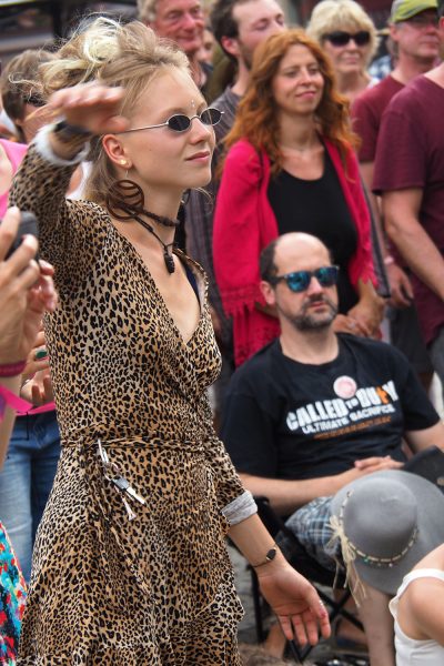 Rudolstadt-Festival 2019: Mädchen auf dem Marktplatz (Foto: Andreas Kuhrt)